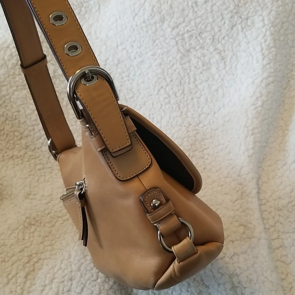 Vintage Coach Legacy Duffle/Shoulder Bag in Light Tan Leather – Style #F15170